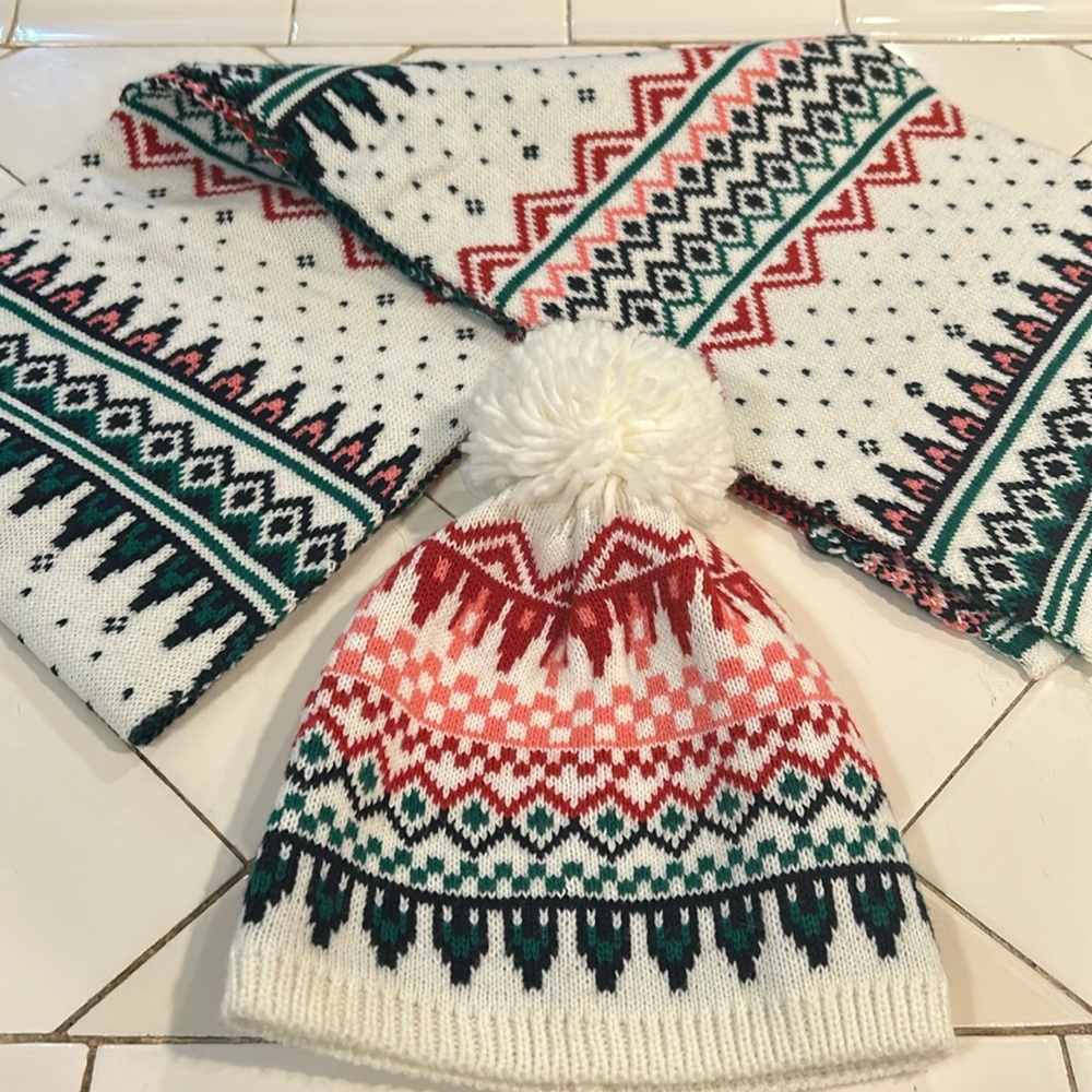 Gap Woman’s scarf and Beenie